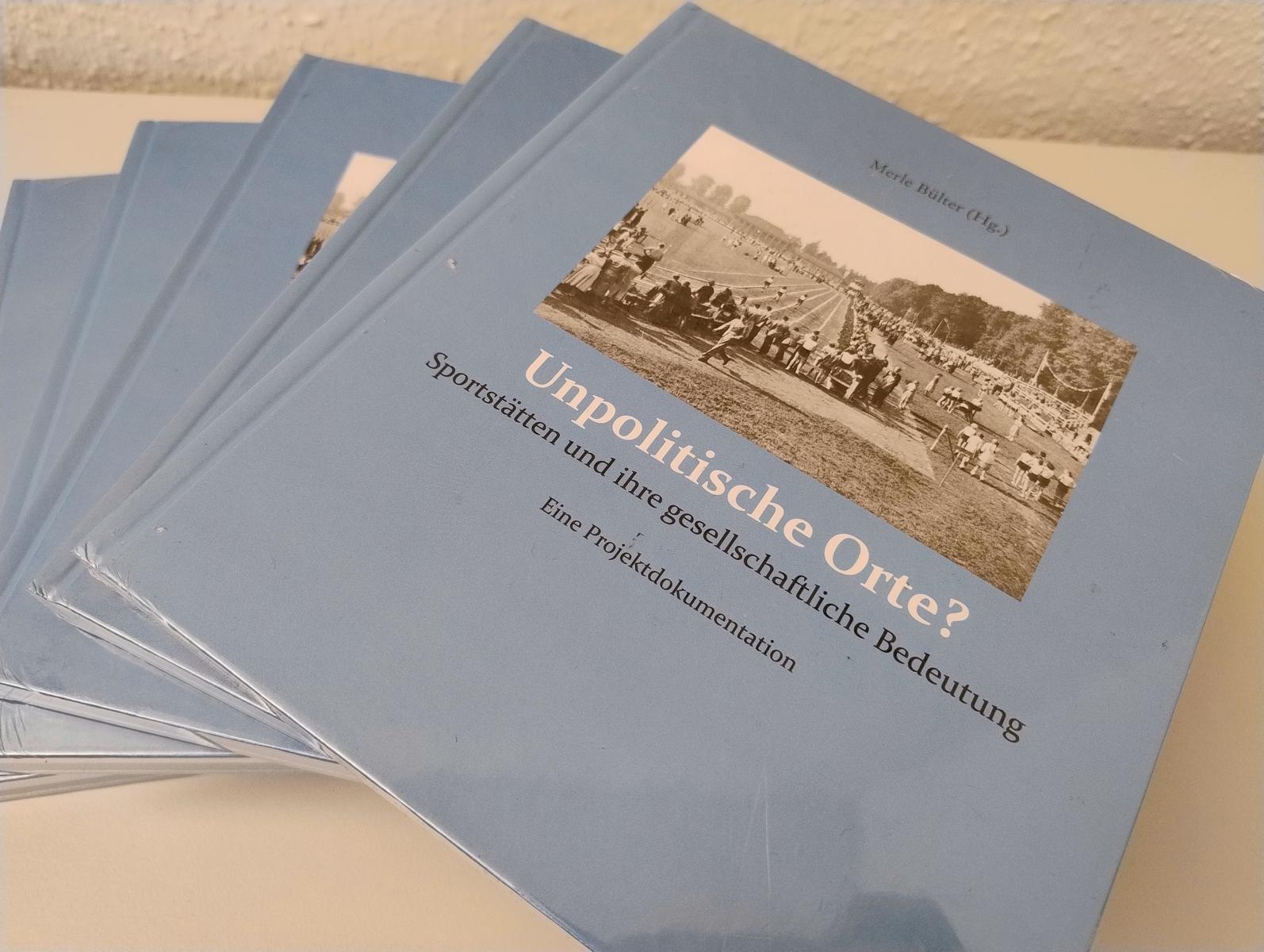 Bild „Sammelband-Unpolitische-Orte.jpg“: Ansicht des neuen Sammelbandes, Foto: Oldenburgische Landschaft.